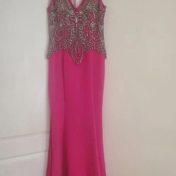 FUNDA ALLURE Embroidered Trumpet Dress with trainline